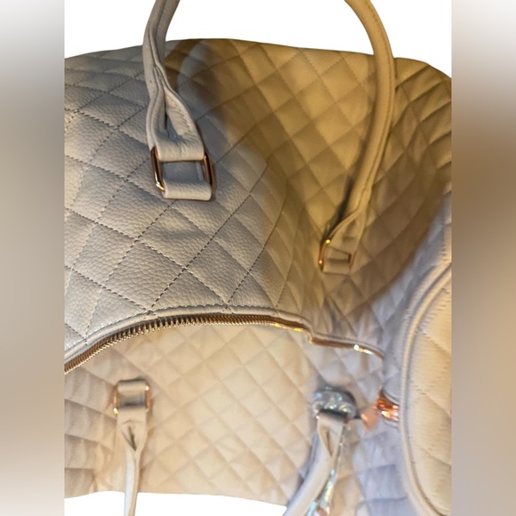 NWT Women’s quilted leather tote - Picture 4 of 5